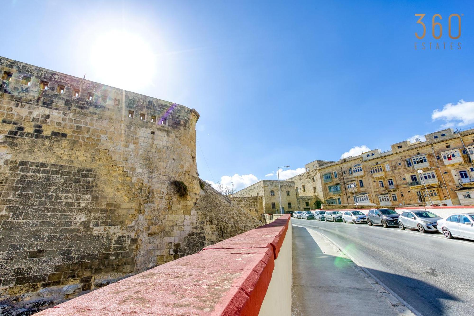 Charming Home With Sea Views & Maltese Balcony By 360 Estates فاليتا المظهر الخارجي الصورة